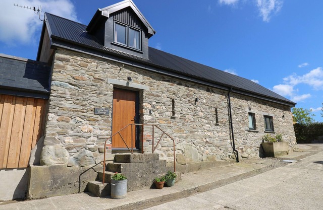 CATTLE TREE COTTAGE, pet friendly, with hot tub in Cardigan