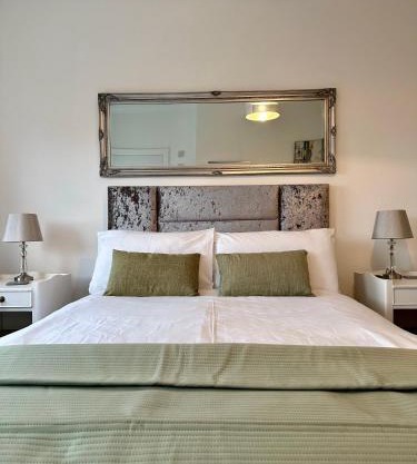 CC - Central Location Top Floor 2 Bed Deluxe Modern Apartment