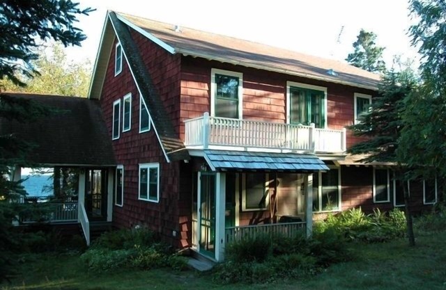 Cedar Cliff Retreat - Stunning 1920's Craftsman on Lake Superior Shore