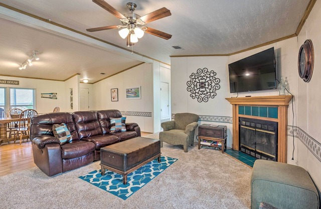 Cedar Creek Lake Access: Retreat w/Deck