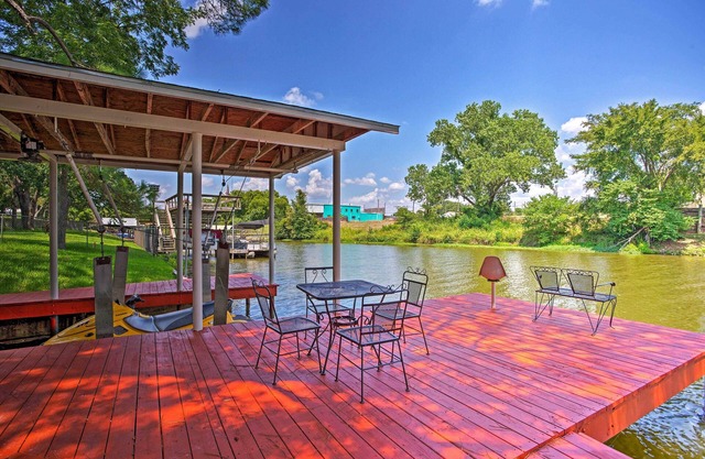 Cedar Creek Reservoir Home w/Deck & Dock