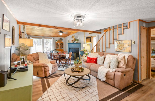 Cedar Loft at The Woods-Vintage Chic Cabin Retreat with Amenities Access