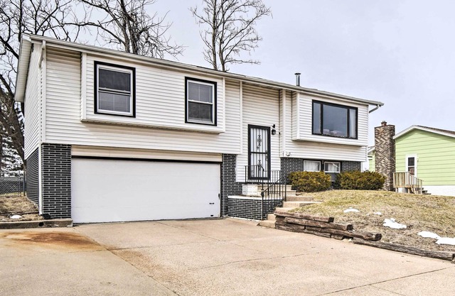 Cedar Rapids Rental w/Yard ~ 6 Mi to Downtown!