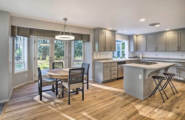 Cedar Ridge Spacious Group Getaway in Snohomish