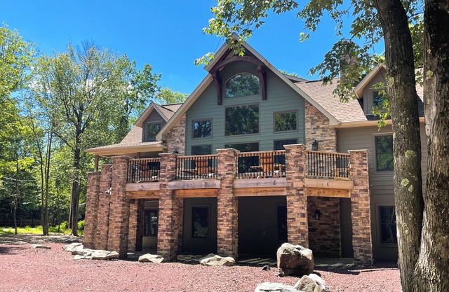Cedar Spring Lodge, near JFBB Ski, Private Fire Pit, Hot Tub, WiFi, & Game Room
