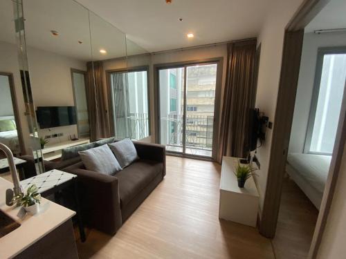 Ceil by Sansiri BTS Ekamai Shuttle to BTS Ekamai , Gateway mall , Major Cineplex mid city. Great place to explore bangkok