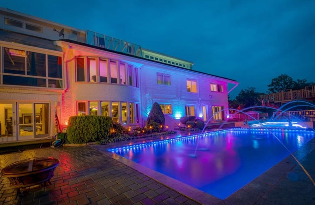 Celebrity Retreat | Heated Pool, Gym, STEAM Spa