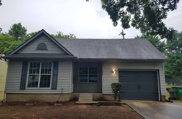 Center city Cottage*Parking garage*Walk to uptown