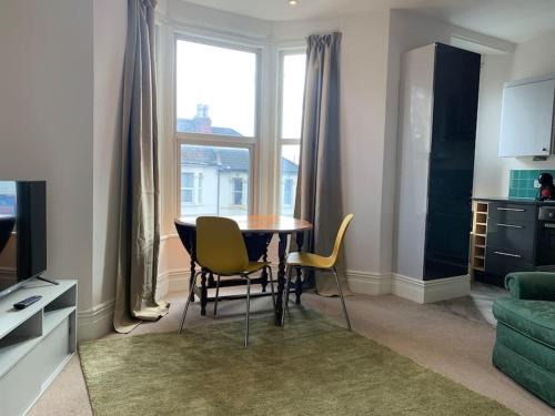 Central 2 bed flat. Free parking (Off-street)
