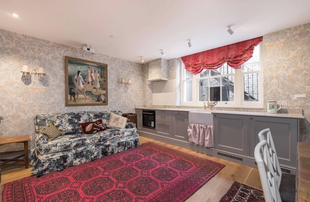 Central 2 bedroom/1 bathroom flat with private garden