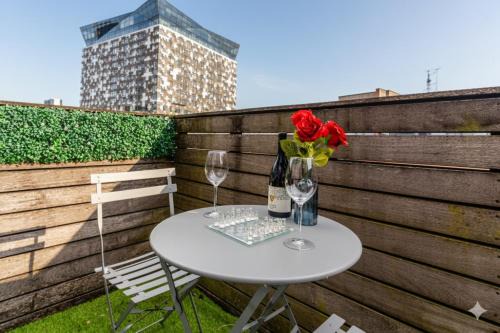 Central 2Bed,2Bath, Balcony Apartment Near New Street, Mailbox & Canals at Skyline Apartments