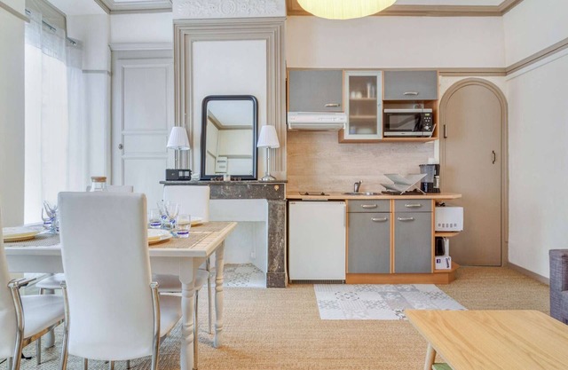 Central Apartment for 6 with Modern Amenities, 500m from Ski Lift