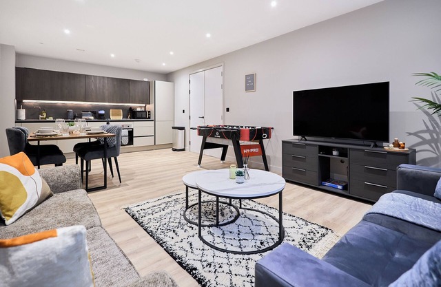Central Birmingham Getaway: Luxury 2-Bedroom, Netflix, Games & Parking