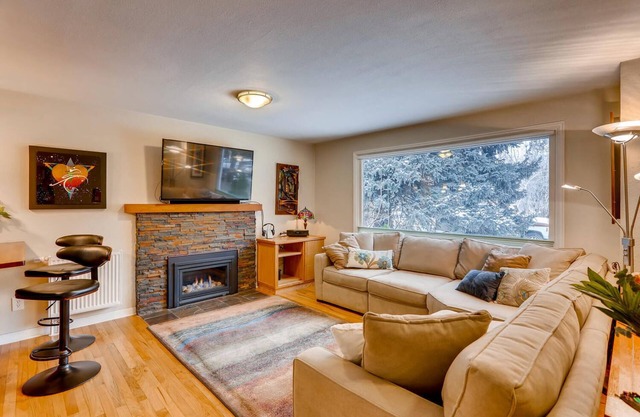 ~ Central Boulder Gem - Walk to CU/Folsom - 20 acre park out the back gate ~
