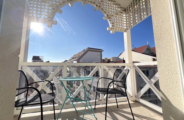 Central, Bright Apartment for 4 with Balcony & Near Shops