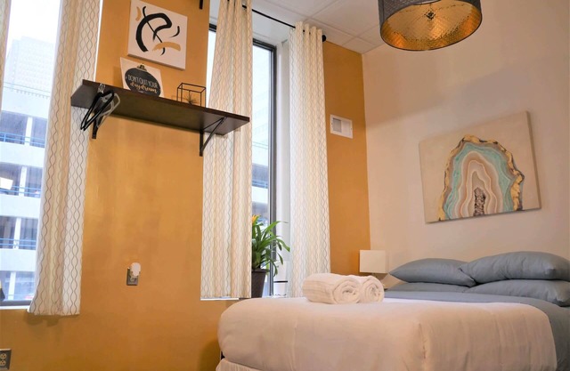 Central Downtown Queen Bed | Walk to all Venues