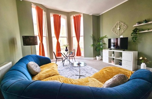 Central Hove 3 Bedroom Flat BN310FIR03