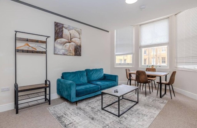 Central Hove 3 Bedroom Flat BN310FIR04