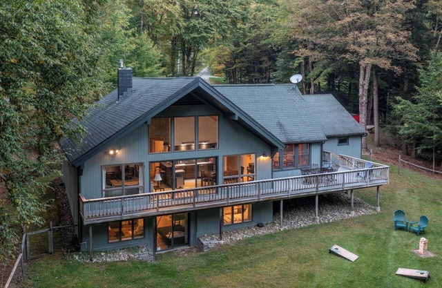 Central location, gorgeous private deck!