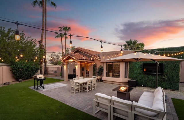 Central Location, Hot tub, Putting Green, Movie Projector, Large Yard