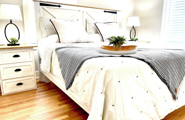 Central Location/3 miles to Beech Bend & WKU/Garage/Firepit/King Bed/Games