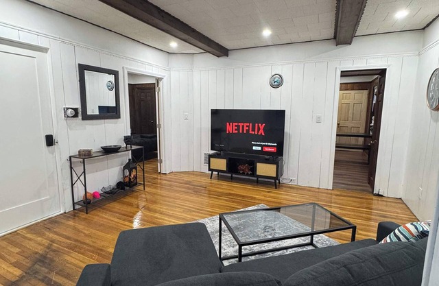 Central Salem Retreat 2bd W/parking