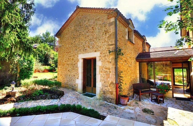 CENTRAL SARLAT. STONE VILLA IN LARGE GARDENS WITH PRIVATE POOL.