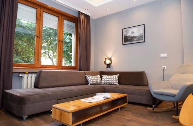 Central Sofia 3-bedroom apartment - Urban Art gallery - Free Parking!