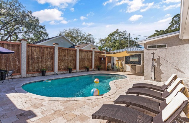 Centrally located to the Village and Beaches Sleeps 8 with a Pool