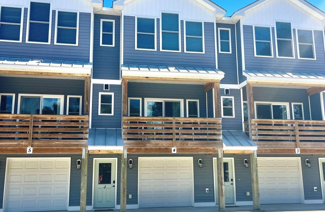 Centrally Located Townhome - 2 Master Bedrooms - Fireplace - Private Garage - T4