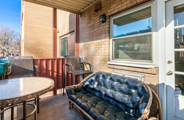 Centrally located, 15 min walk to DT w/ Parking