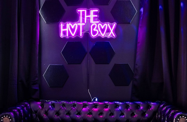 Centrally located 2 Dwntwn Nashville w/adult themed layout for a memorable stay