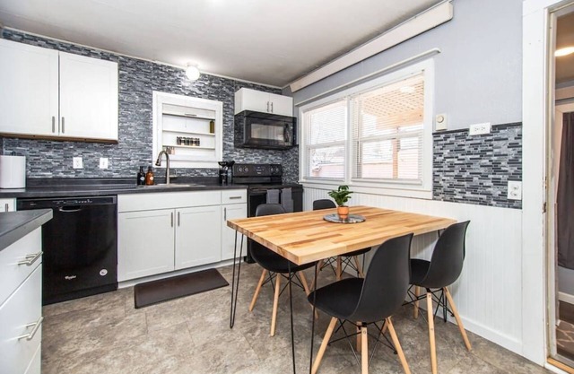 ⁂Centrally Located⁂Close to Downtown⁂Stocked Kitchen⁂