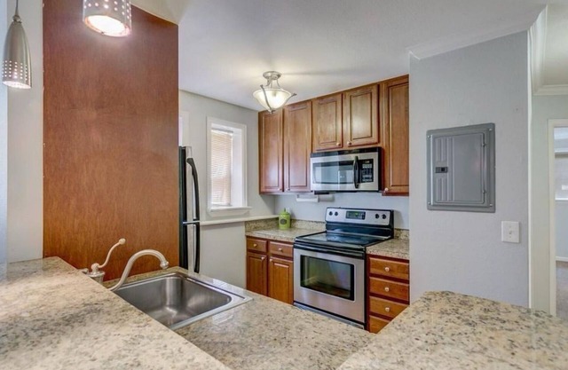 Centrally located cozy 2 bedroom 1 bath condo next to large park