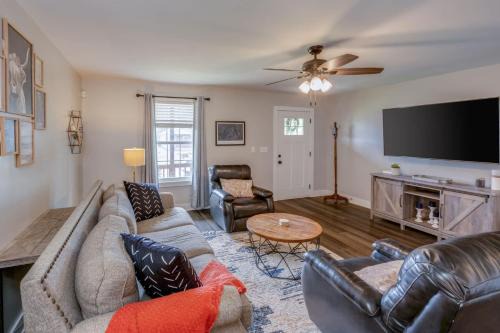 Centrally Located Cozy Pet Friendly Cottage