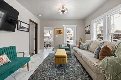 Centrally Located Fire-Pit Large Private Backyard