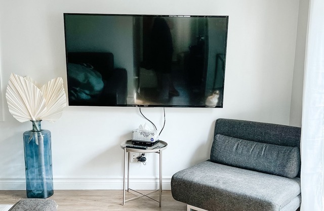 CENTRALLY LOCATED/FREE PARKING/LARGE PATIO!