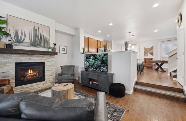 Centrally located Home near MCR, Blue Arena, I-25, RMNP easy access, Pool Table!