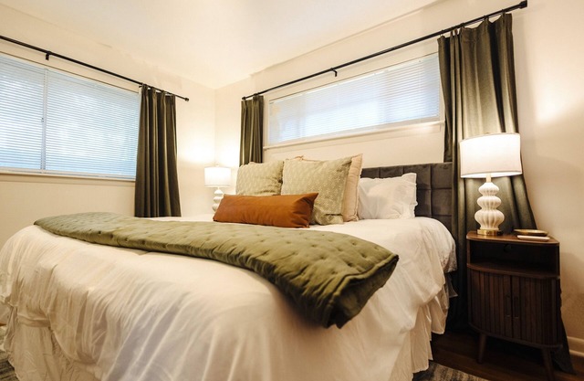 Centrally Located King Bed Midtown Memphis 2360