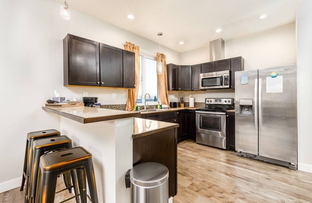 Centrally located, mountain-view retreat with private balcony, & washer/dryer