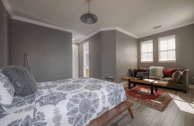 Centrally Located SOHO Retreat Walkable to UT & Dining