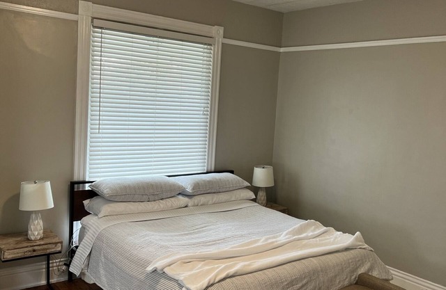 Centrally located, very walkable to bars and restaurants. 7 minutes to Downtown!