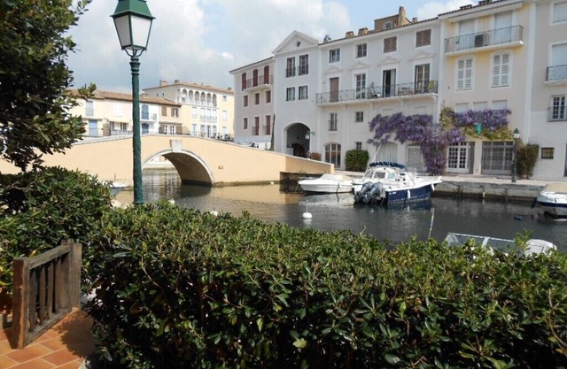 Centre, near market place, 56m2, 4 pers, terrace 30m2, beaches, Wifi, AC