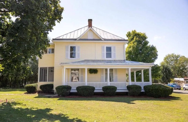 Century old 4 bedroom close to SVU, sleeps 8.