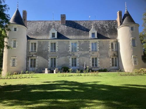 Château des Archevêques avec parc dans un village