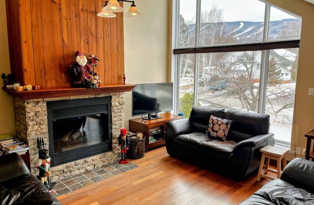 Chalet Mont Sainte Anne with superb view of the ski mountain and wood fireplace