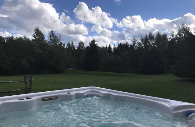 Chalet le Sous-Bois, tranquillité en forêt avec spa.
