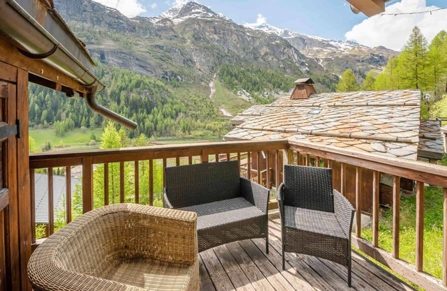 Chalet, 200m from ski slopes, view mountain, terrace, balcony, fireplace or stove, tv, ski locker