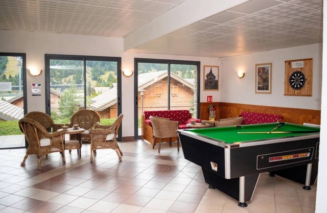 Chalet, 300m from ski slopes, fitness, swimming pool, sauna, terrace, parking, tv, ski locker, 42m²
