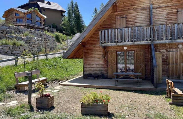 Chalet, 350m from ski slopes, view mountain, fitness, terrace, parking, tv, ski locker, 43m²